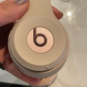 Beats by Dre Solo 2 Rose Gold Wireless Headphones